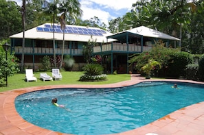 Outdoor pool, pool umbrellas, pool loungers - Riviera Bed and Breakfast (Gilston)
