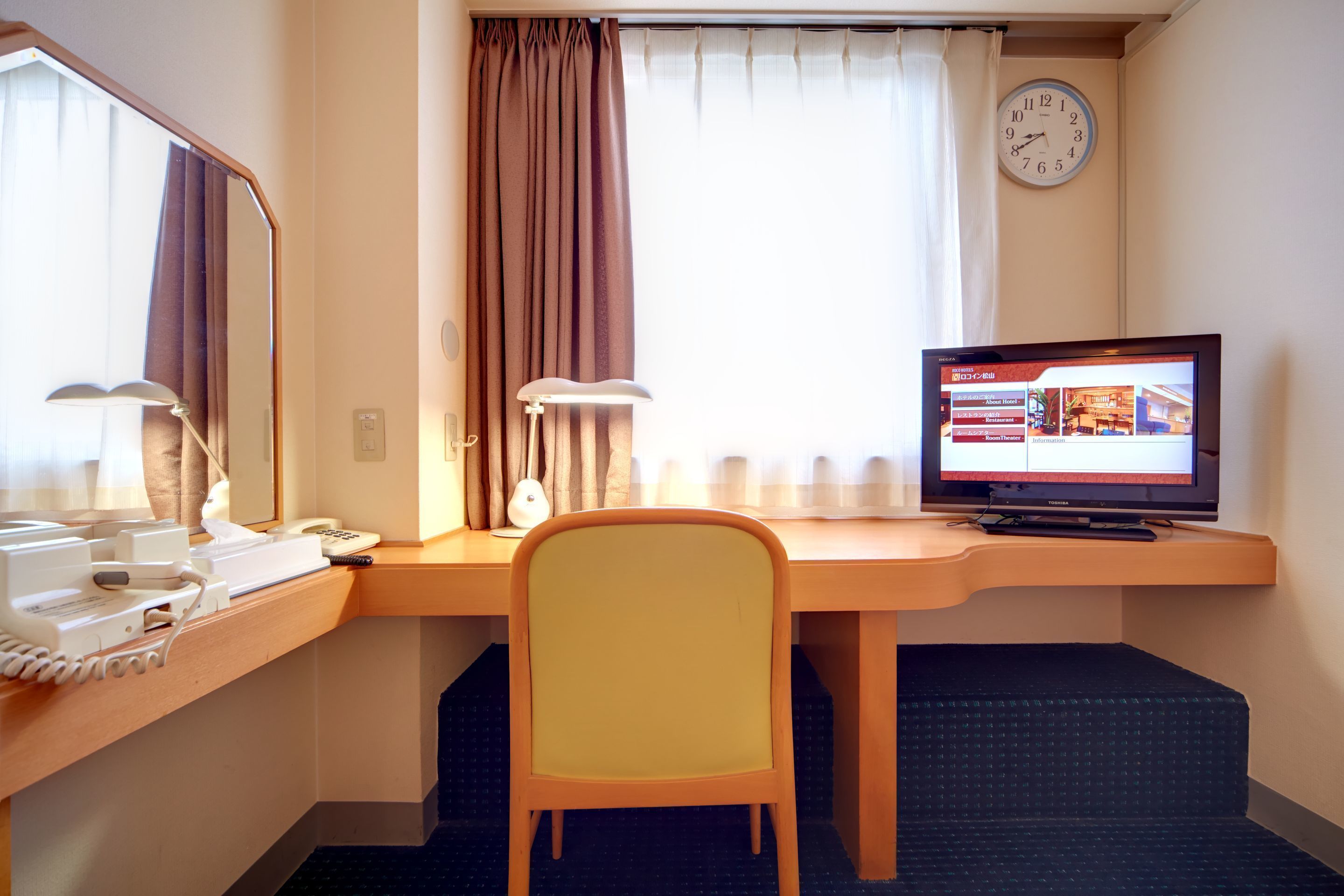 Escritorio, wifi gratis y ropa de cama 