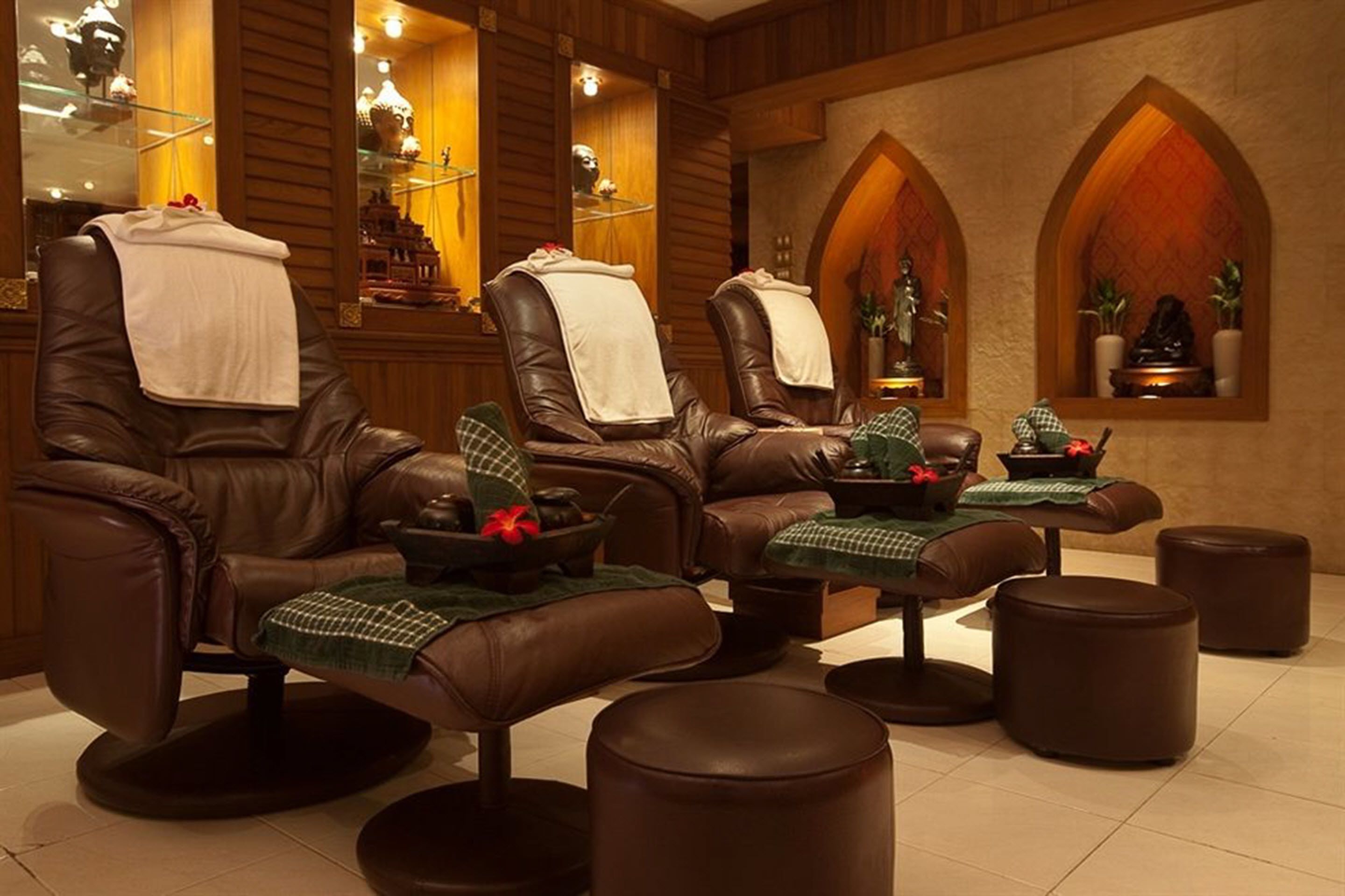 Couples treatment room(s), aromatherapy, Thai massages, body scrubs