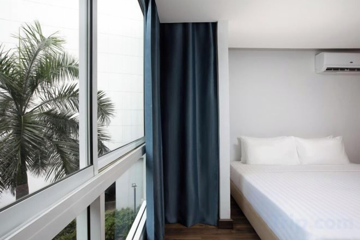 Een minibar, een kluis op de kamer, een bureau, gratis wifi