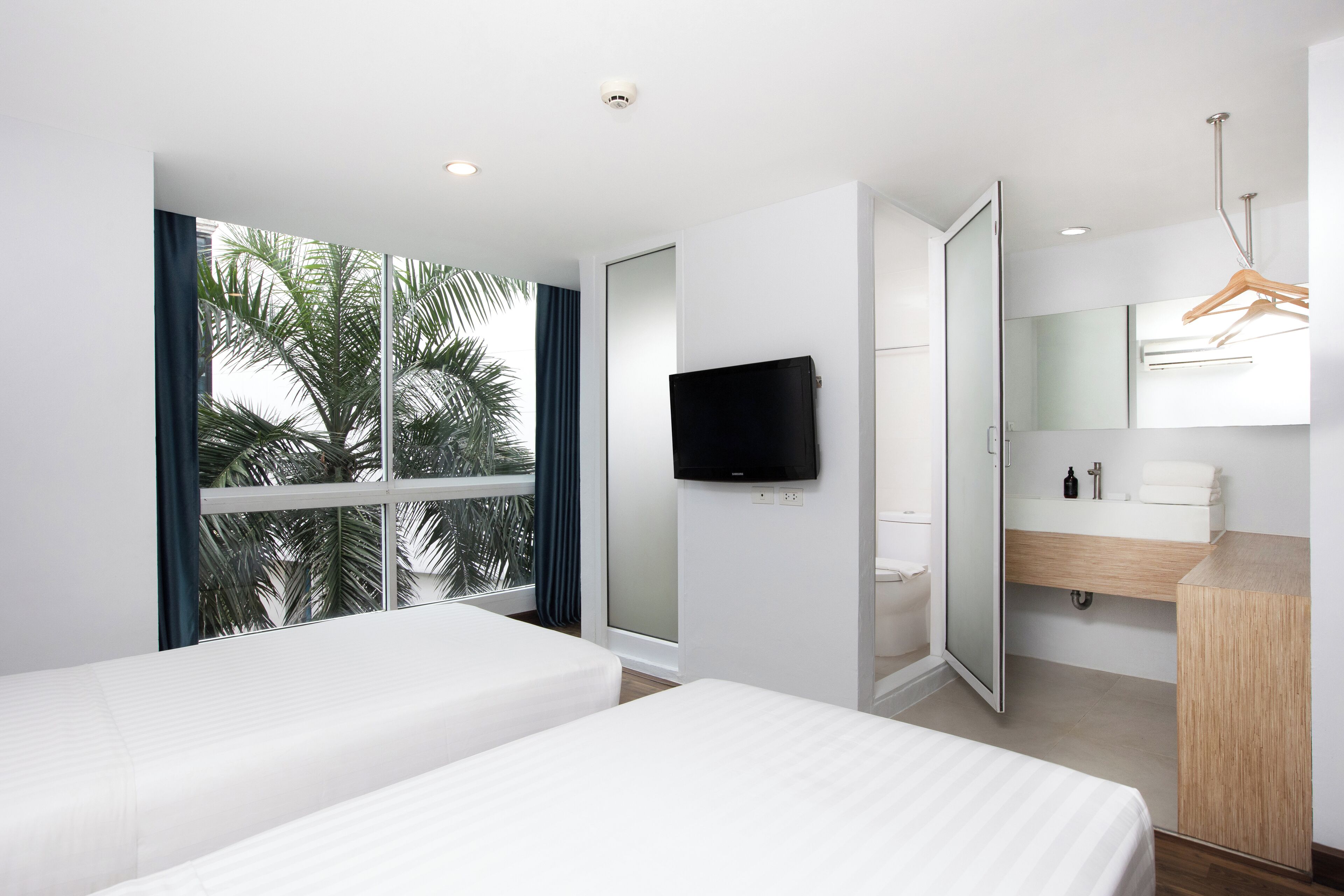 ميني بار وخزنة داخل الغرفة ومكتب وواي فاي مجانًا