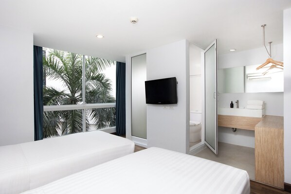 標準雙床房 | 迷你吧、房內夾萬、書桌、免費 Wi-Fi