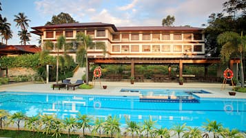 Una piscina al aire libre, tumbonas