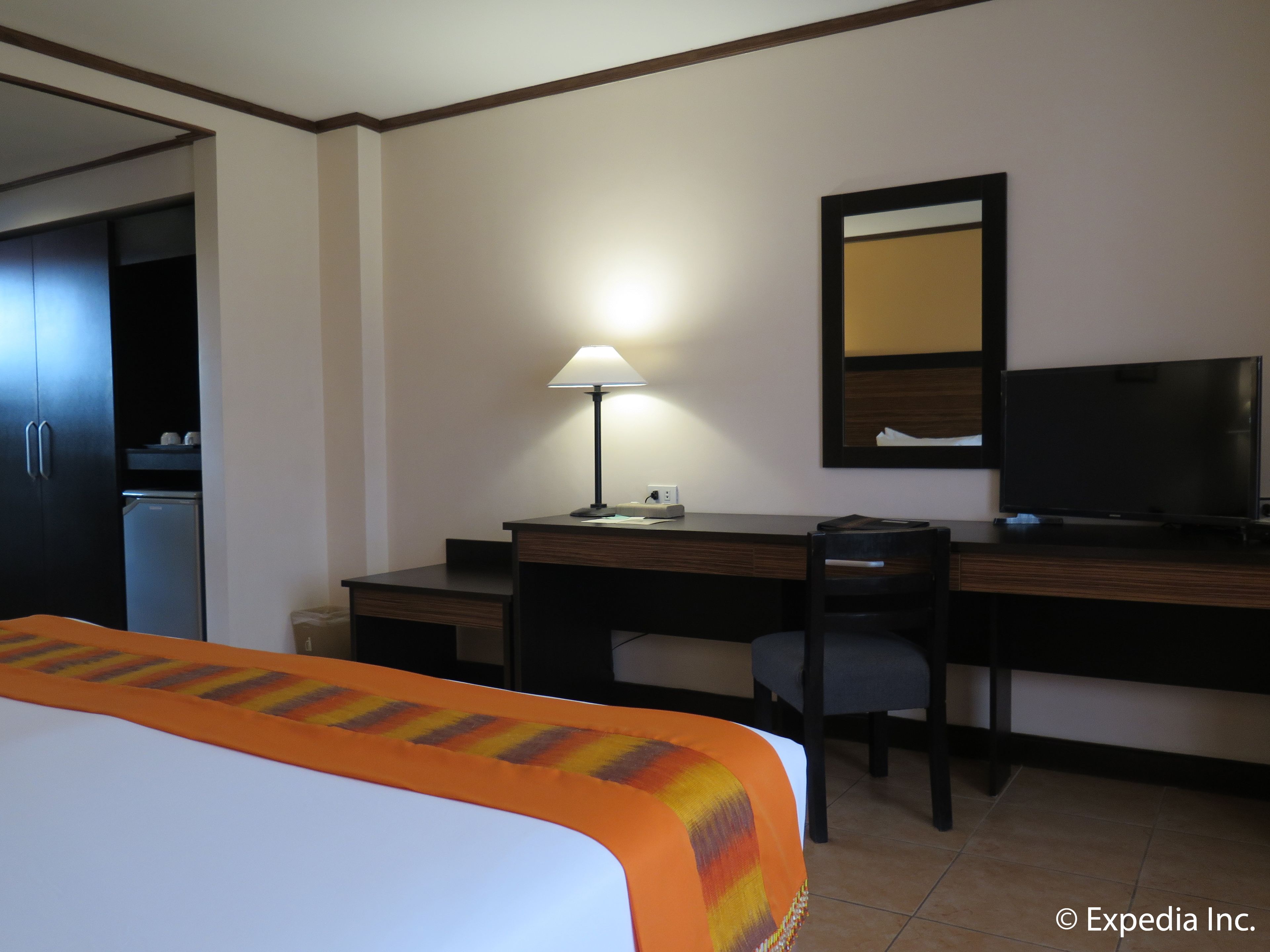 deluxe room | free wifi, bed sheets