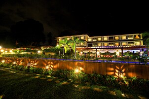 Fachada de la propiedad por la tarde o noche