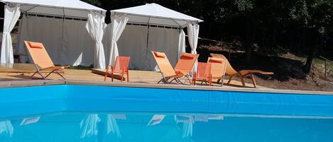 Außenpool, Cabañas (kostenlos), Sonnenschirme