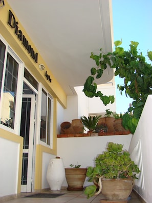 A building with a sign reading 'Diamond Ct.' and a balcony with potted plants. - Diamond Apts and Suites (Hersonissos)