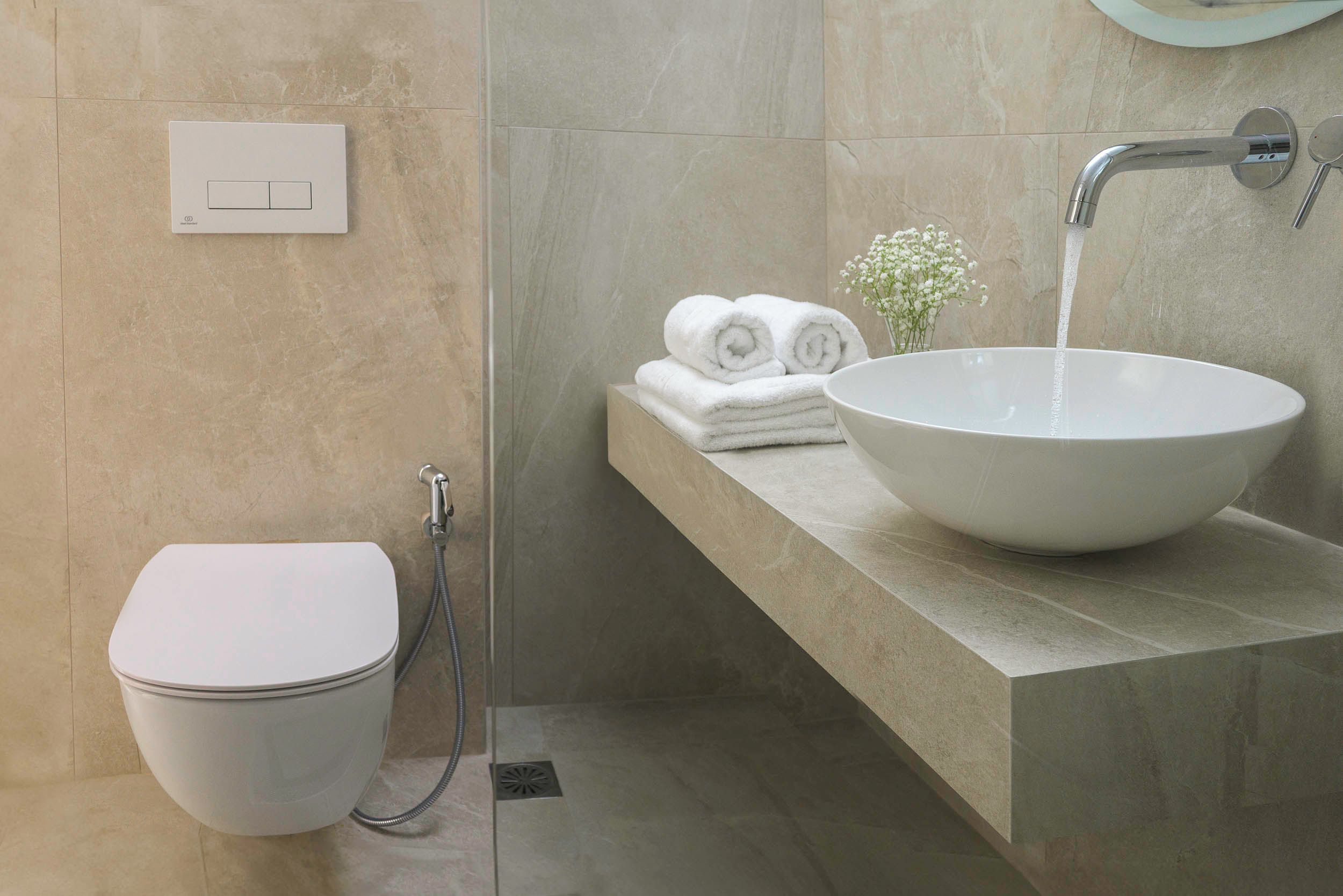 Ein Badezimmer mit Toilette, Waschbecken und Dusche.