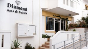 A building with a sign reading "Diamond Apts & Suites". - Diamond Apts and Suites (Hersonissos)