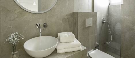 Egyptian cotton sheets, premium bedding, minibar, individually decorated