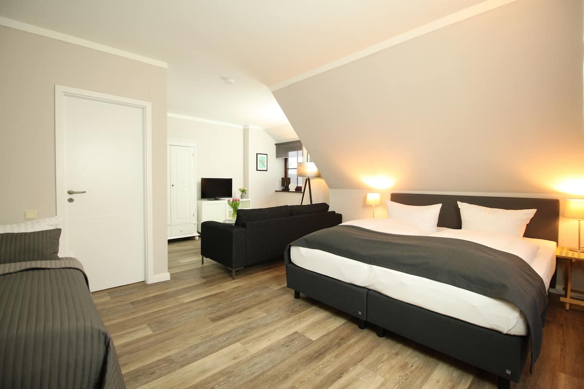 Junior Suite | Free cribs/infant beds, free WiFi, bed sheets
