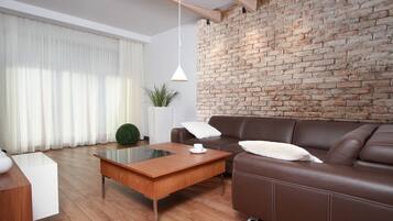 Deluxe Suite, 2 Bedrooms | Living room