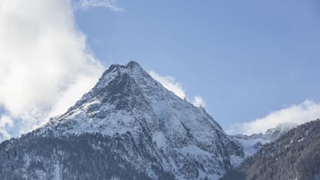 Una montaña nevada bajo un cielo despejado.