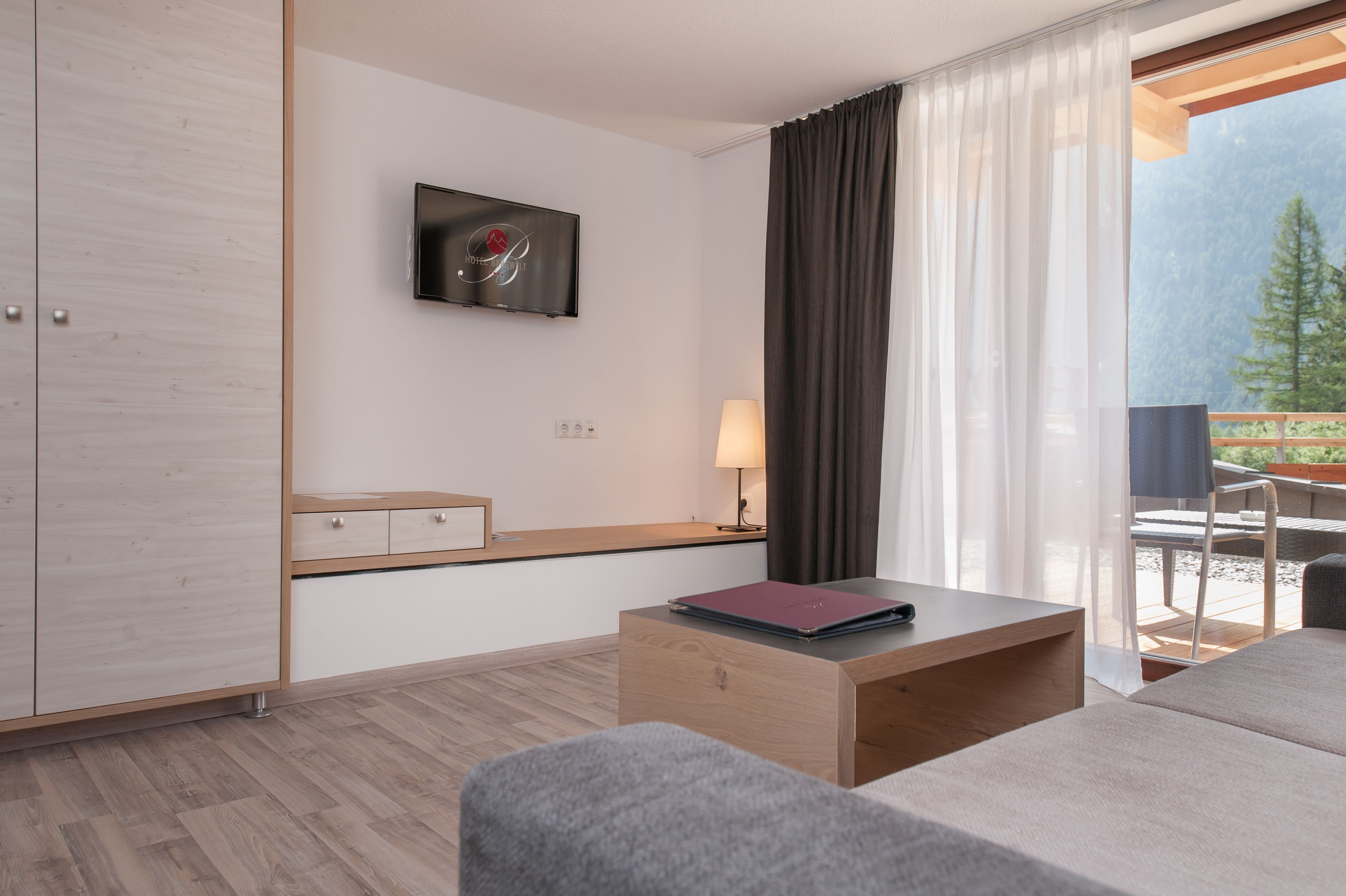 suite, balcony, mountain view (sunneseita) | living area | tv