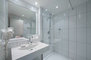 Sviitti, parveke, vuoristonÀköala (Abendrot) | Kylpyhuone | SyvÀ kylpyamme, designer-hygieniatuotteet, tohvelit, pyyhkeet