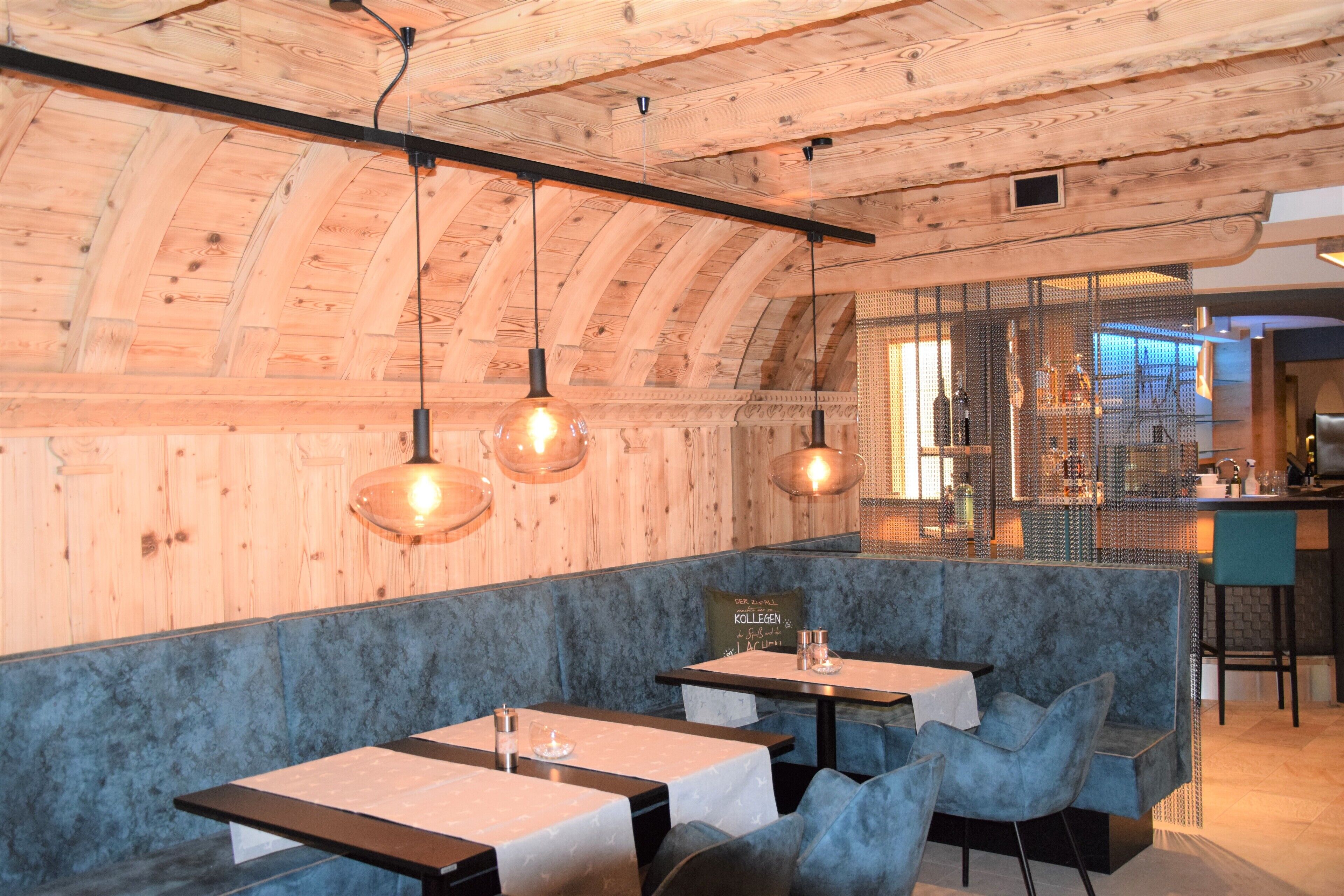 2 restaurants, breakfast served