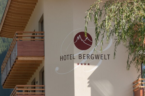 A hotel sign with the name "HOTEL BERGWELT" and a mountain logo. - Hotel Bergwelt (Laengenfeld)