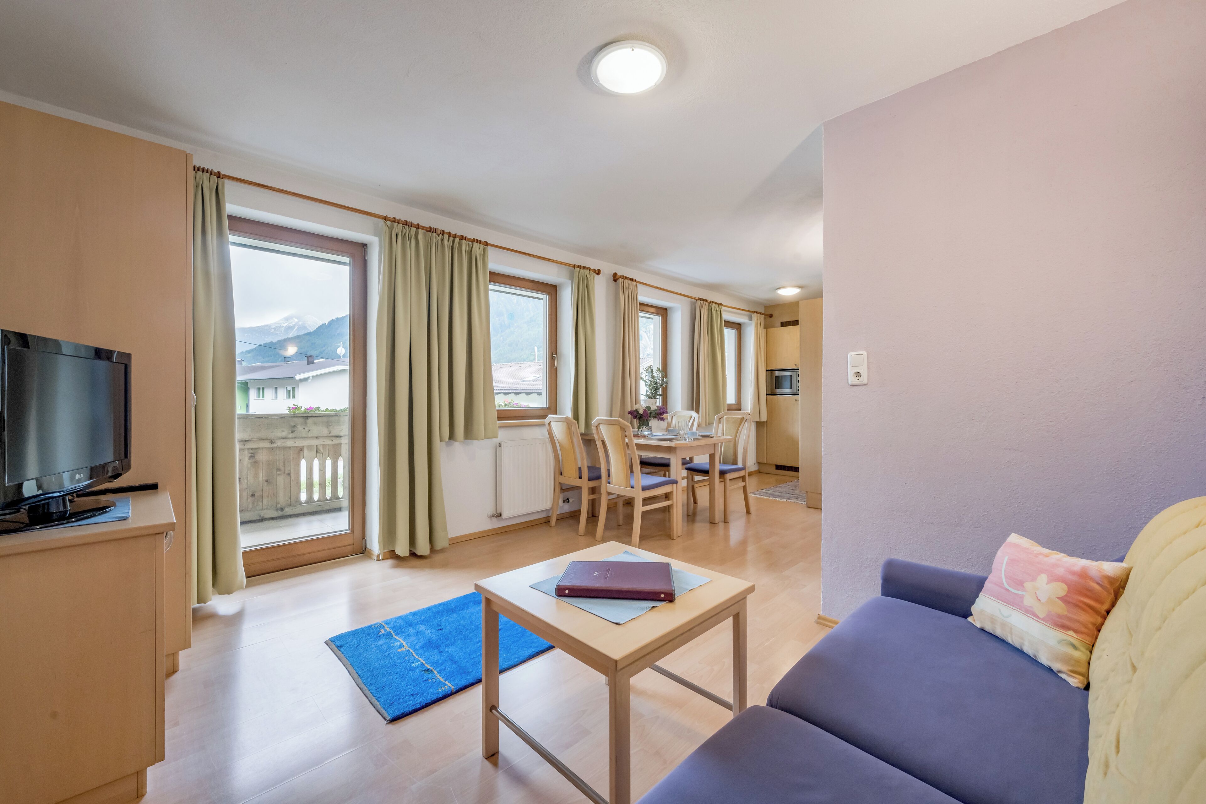 Basic Apartment, Annex Building (200m away - cleaning fee 70 EUR) | Opholdsområde | Tv