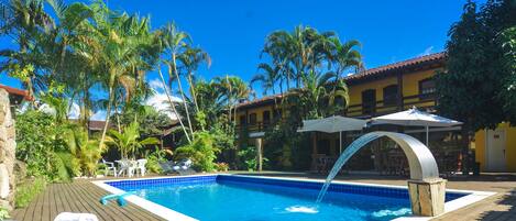 Utomhuspool, parasoller och solstolar