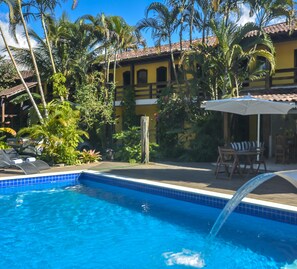 Outdoor pool, pool umbrellas, pool loungers - Pousada Praia do Jabaquara (Paraty)