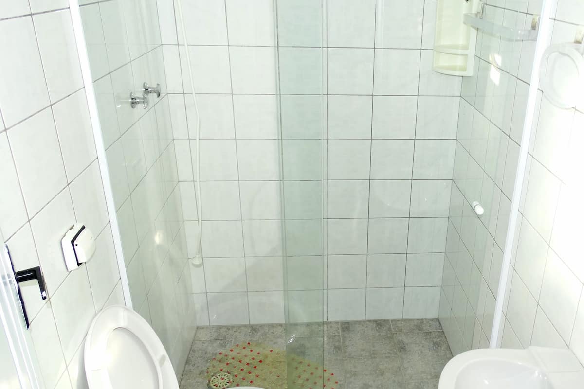 shower, free toiletries, towels