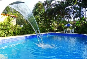 Outdoor pool, pool umbrellas, pool loungers - Pousada Praia do Jabaquara (Paraty)