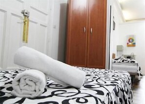 Basic Triple Room, Private Bathroom | Memory-foam beds, free WiFi - Hostal Helena 2 (Madrid)