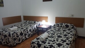 Basic Double Room, Private Bathroom | Memory-foam beds, free WiFi - Hostal Helena 2 (Madrid)