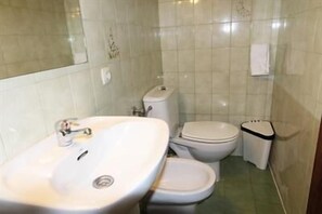 Ducha y bañera combinadas y toallas