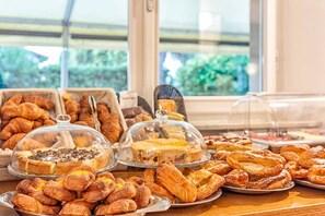 بوفيه فطور مجانًا يوميًا