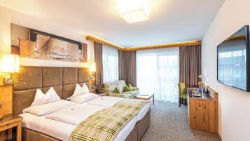 Habitación doble Confort, baño privado | Ropa de cama de alta calidad, edredón y minibar