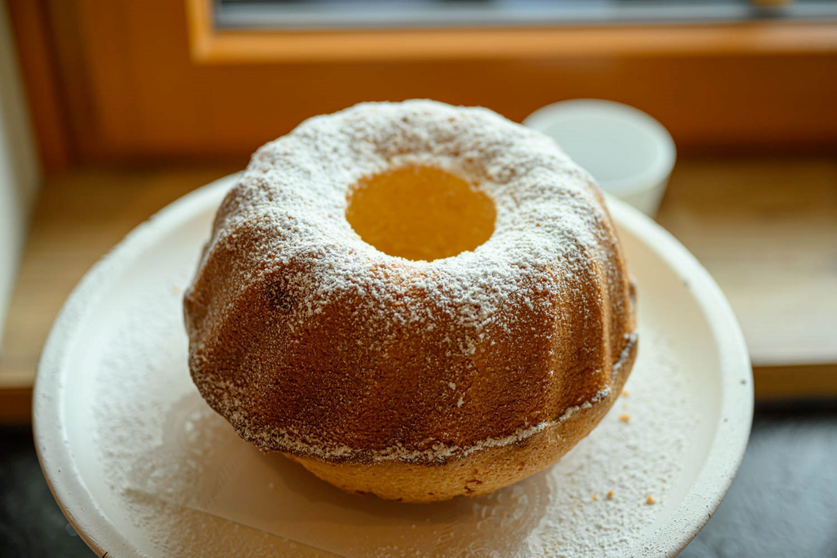 Un gâteau en forme de couronne sur une assiette blanche.
