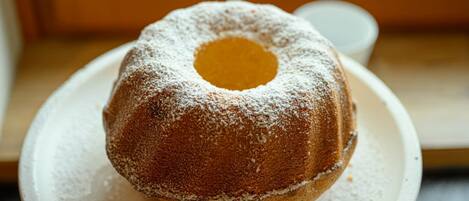 Un pastel Bundt sobre un plato blanco.