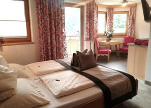 Hypo-allergenic bedding, in-room safe, individually decorated - Apart Hotel Garni Austria (Mayrhofen)