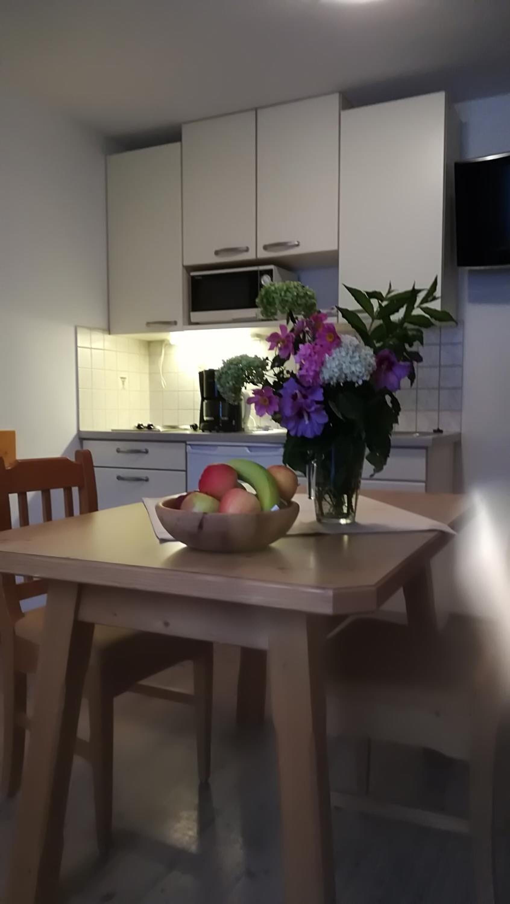 coffee/tea maker, electric kettle, cookware/dishes/utensils