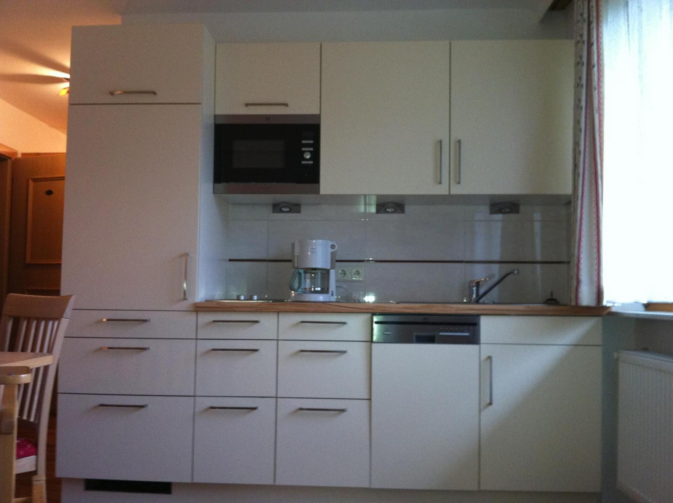 coffee/tea maker, electric kettle, cookware/dishes/utensils