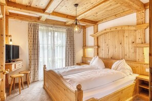 Traditional-Chalet | Hochwertige Bettwaren, Zimmersafe, Schreibtisch, Verdunkelungsvorhänge