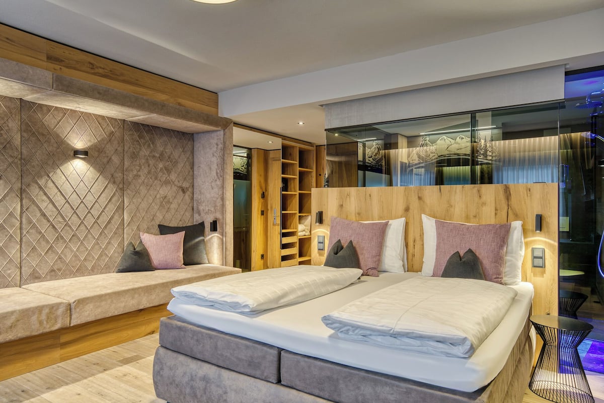 Deluxe tweepersoonskamer, balkon | 1 slaapkamer, luxe beddengoed, een kluis op de kamer, een bureau