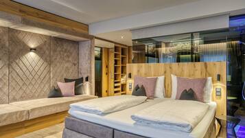 Deluxe tweepersoonskamer, balkon | 1 slaapkamer, luxe beddengoed, een kluis op de kamer, een bureau