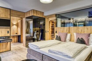 Ropa de cama de alta calidad y caja de seguridad en la habitación