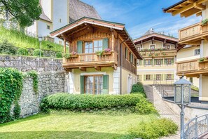 Traditional-Chalet | Hochwertige Bettwaren, Zimmersafe, individuell dekoriert