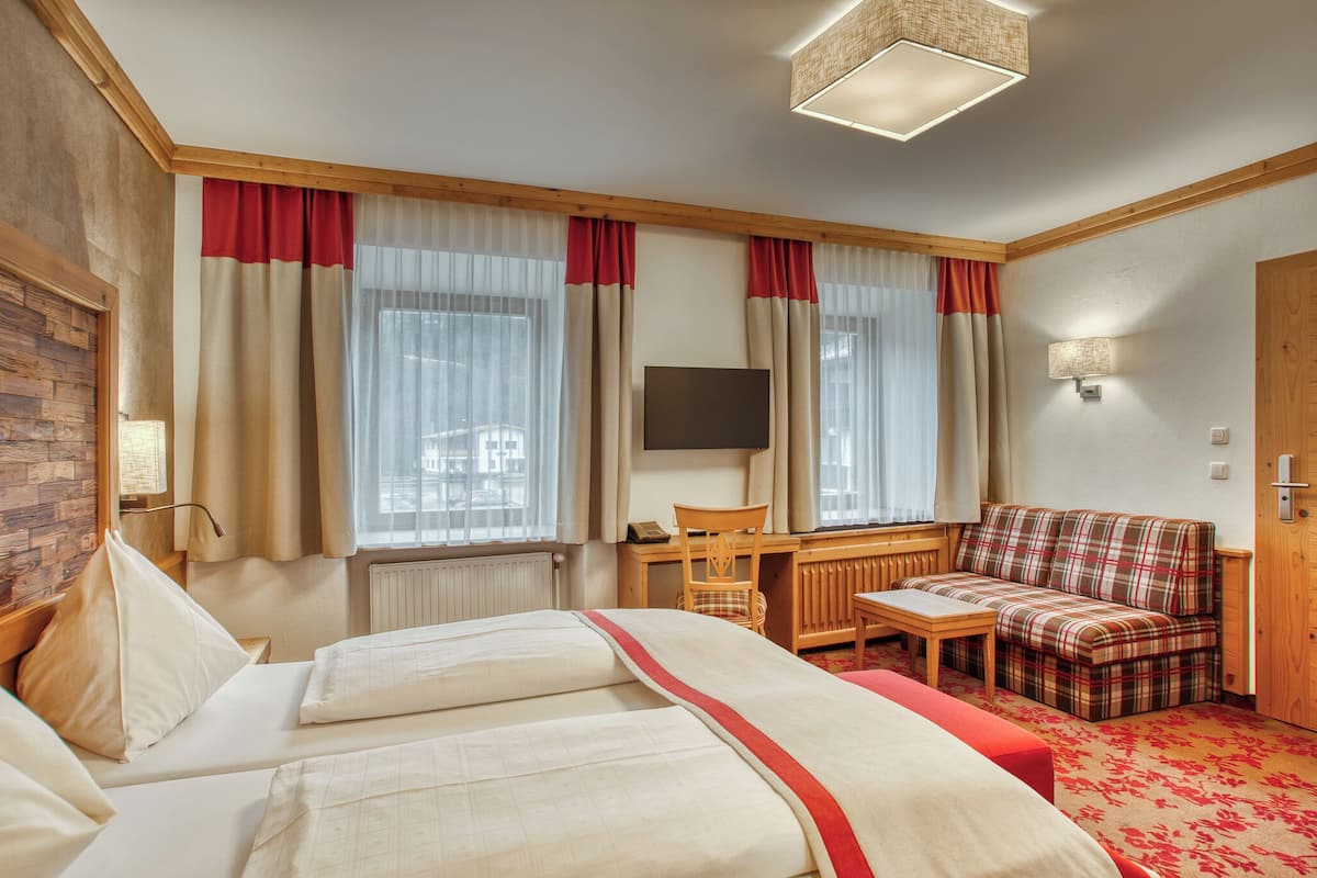 Tweepersoonskamer | 1 slaapkamer, luxe beddengoed, een kluis op de kamer, een bureau