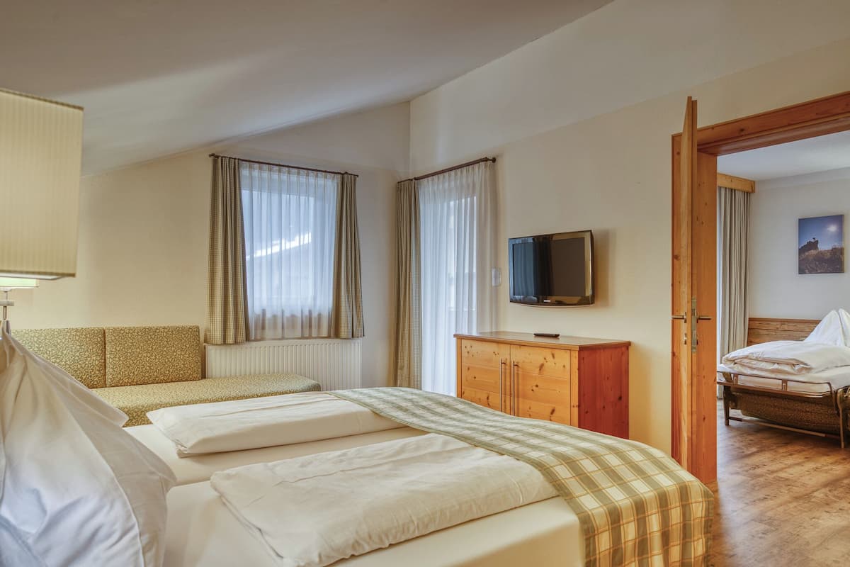 Familie suite, balkon | 1 slaapkamer, luxe beddengoed, een kluis op de kamer, een bureau