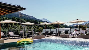 Utomhuspool, pool pÄ takterrassen och solstolar