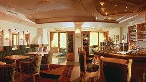 A cozy restaurant with booths, tables, and a bar area. - Hotel Solstein (Seefeld in Tirol)