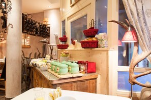 朝食 (ビュッフェ)、毎日提供 (無料)