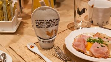 Se ofrece un desayuno a la carta todos los días (por un coste adicional)