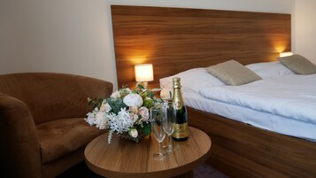 迷你吧、客房内保险箱、办公桌、笔记本电脑工作区