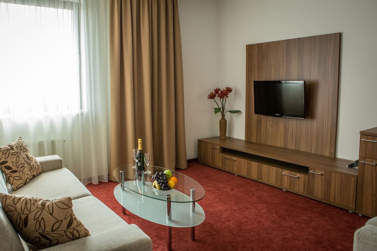 Suite, 2 chambres | Aire de séjour | Téléviseur ACL de 22 po avec télévision par cùble, téléviseur