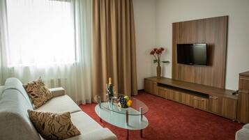 Suite, 2 habitaciones | Área de sala de estar | Televisión LCD de 22 pulgadas con canales por cable y televisión